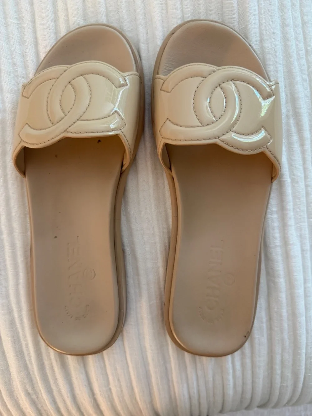 CHANEL interlocking CC logo patent leather beige slides mules Size 38.5